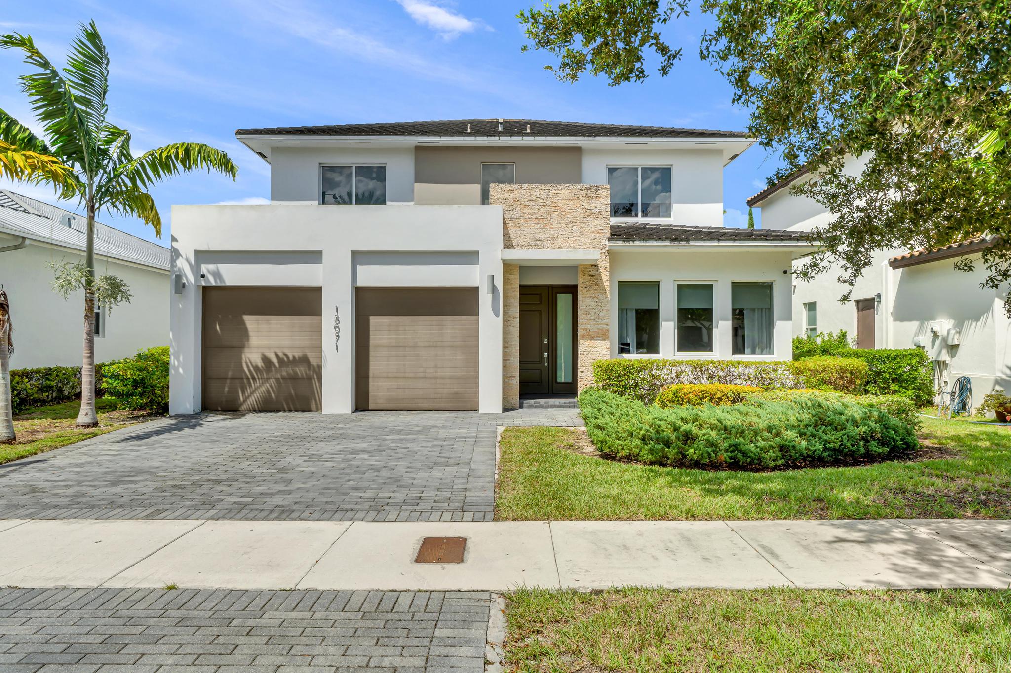Single-family home exterior for sale in Venetian Parc Miami Fachada de casa unifamiliar en venta en Venetian Parc Richmond West