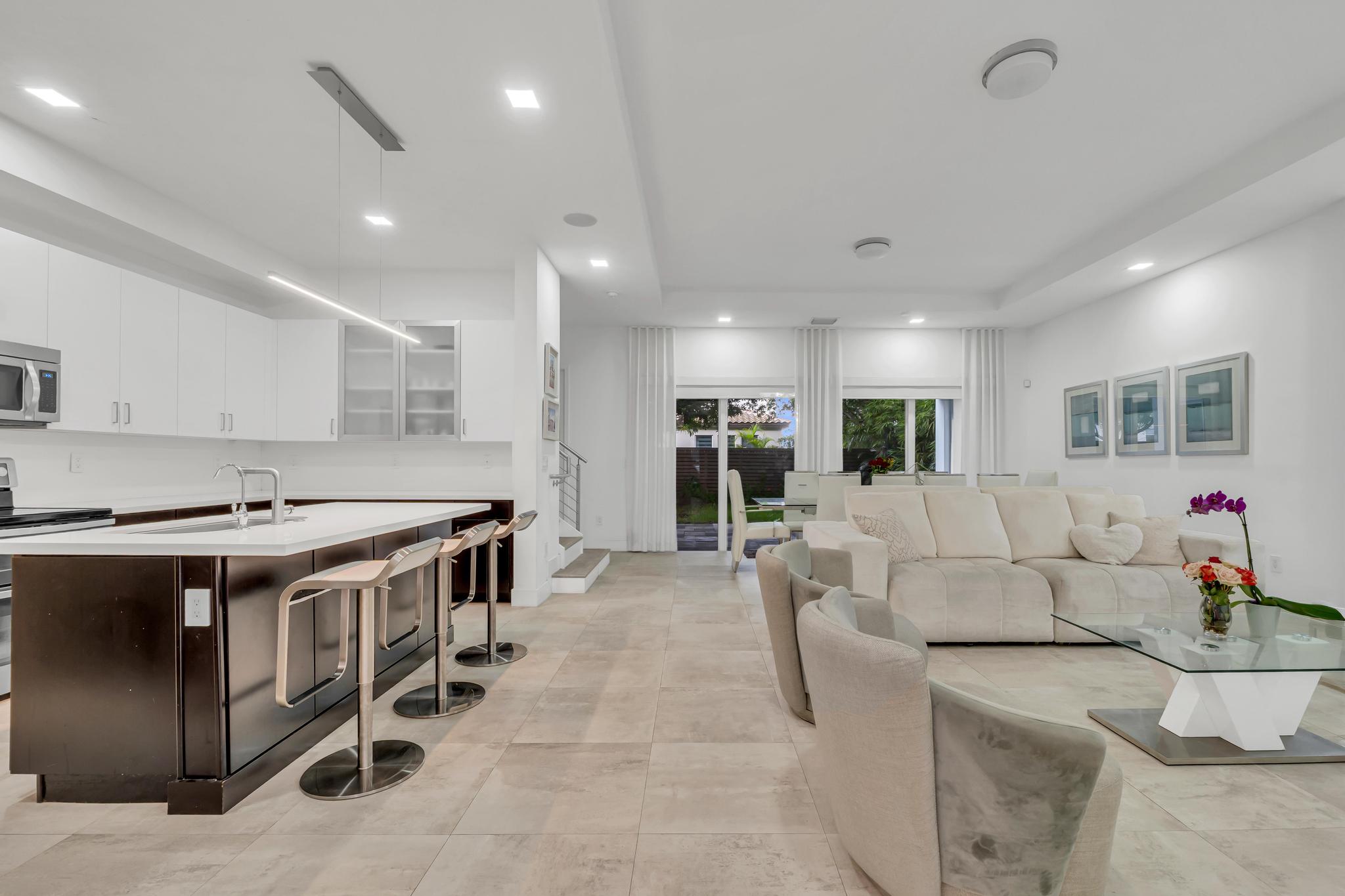 Spacious open-concept living room in Richmond West home Amplia sala de estar de concepto abierto en casa de Venetian Parc