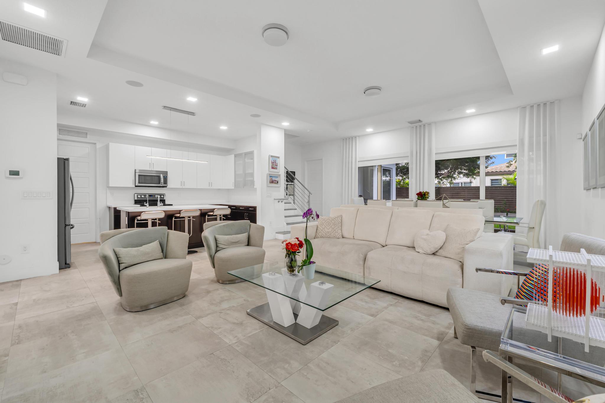 Spacious open-concept living room in Richmond West home Amplia sala de estar de concepto abierto en casa de Venetian Parc
