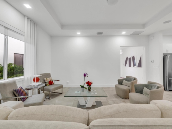 Amplia sala de estar de concepto abierto en casa de Venetian Parc