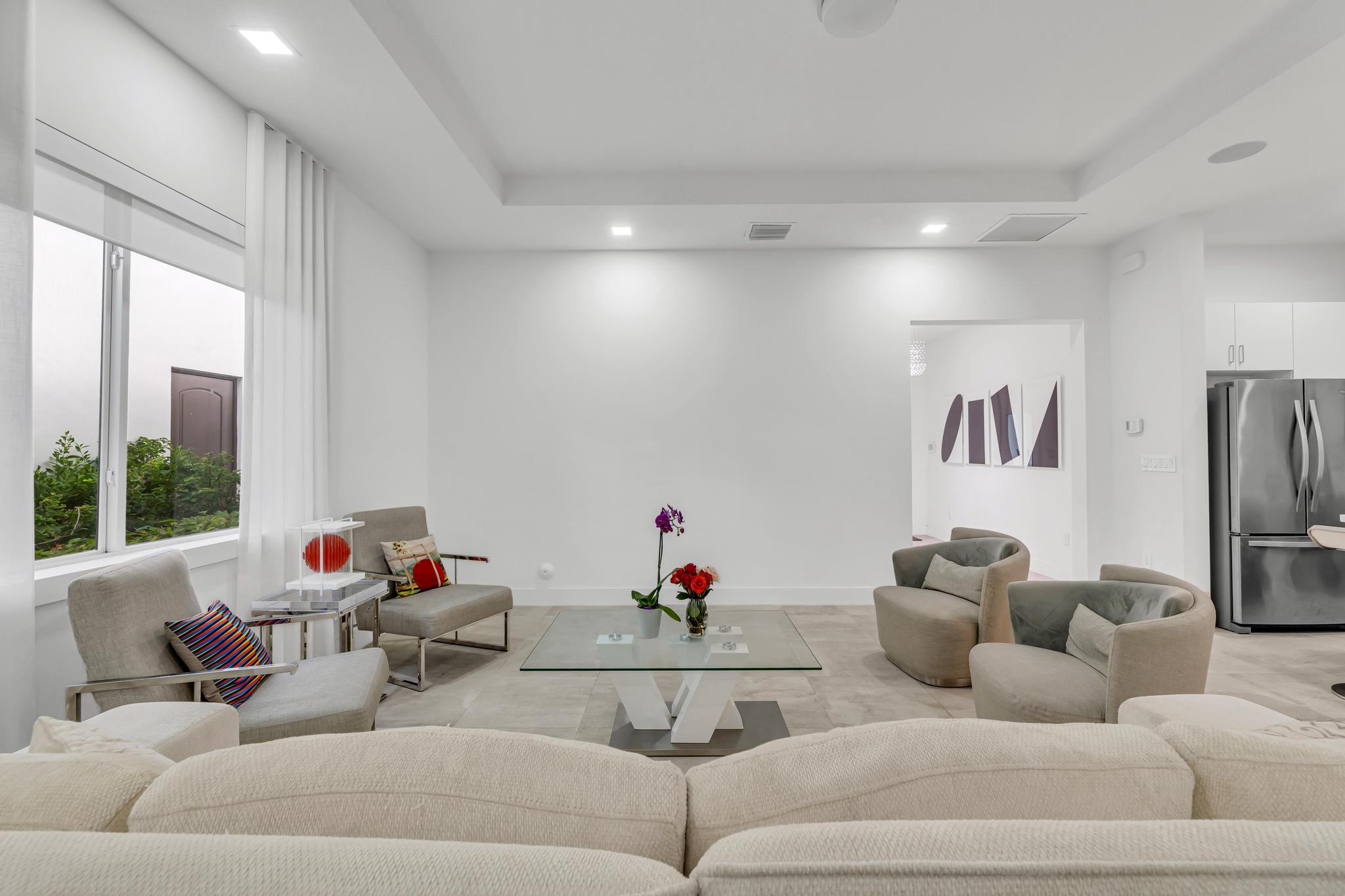Spacious open-concept living room in Richmond West home Amplia sala de estar de concepto abierto en casa de Venetian Parc