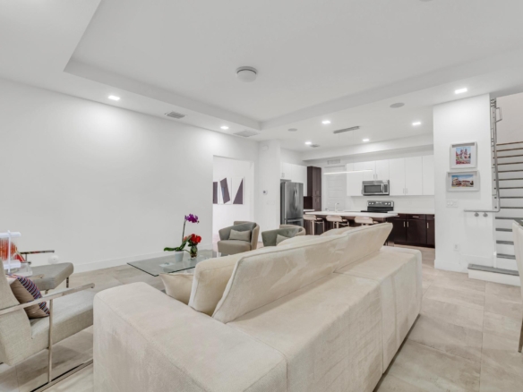 Amplia sala de estar de concepto abierto en casa de Venetian Parc