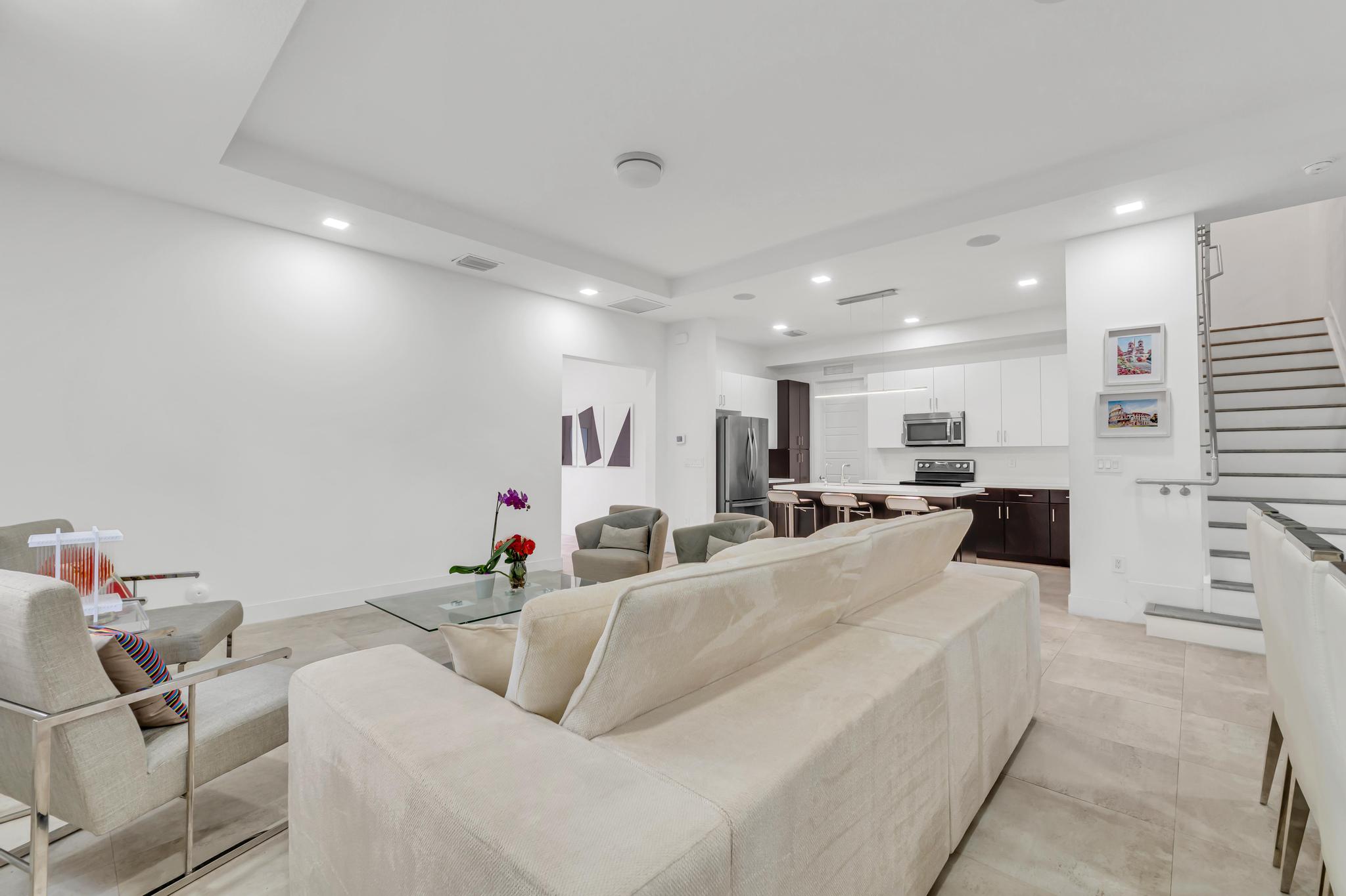 Spacious open-concept living room in Richmond West home Amplia sala de estar de concepto abierto en casa de Venetian Parc