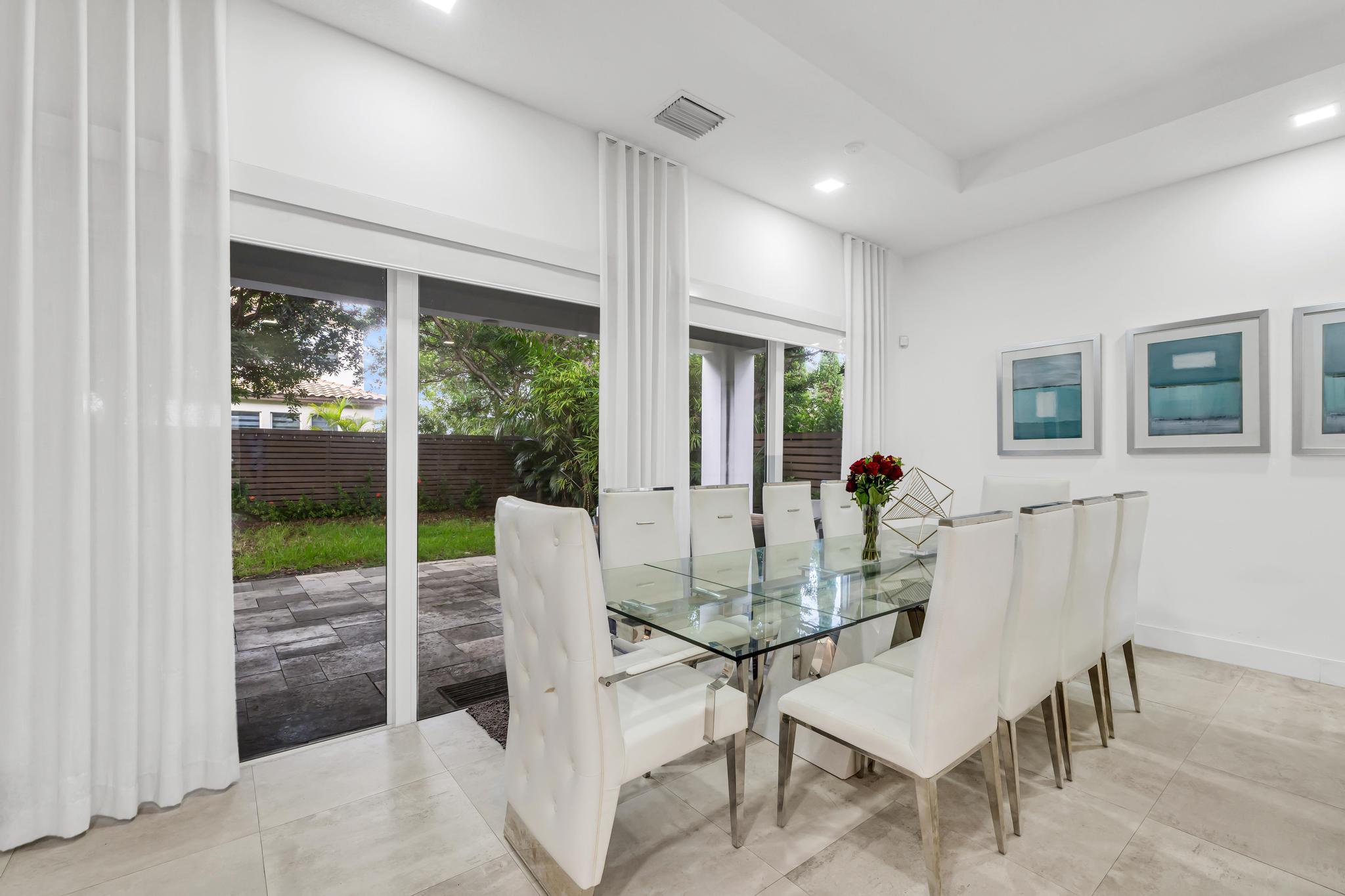 Spacious open-concept living room in Richmond West home Amplia sala de estar de concepto abierto en casa de Venetian Parc