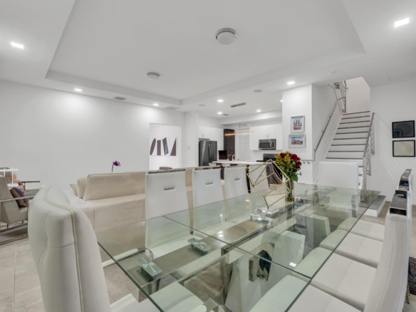 Amplia sala de estar de concepto abierto en casa de Venetian Parc