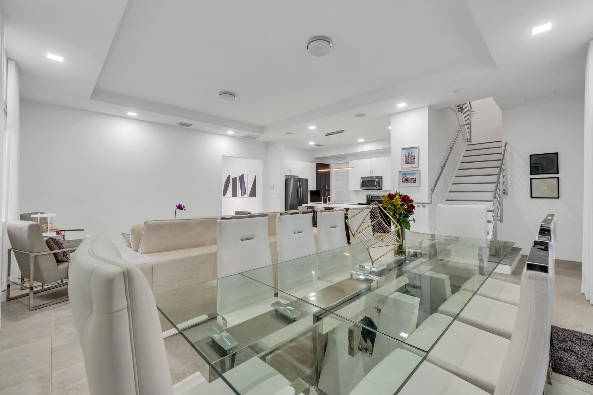 Spacious open-concept living room in Richmond West home Amplia sala de estar de concepto abierto en casa de Venetian Parc