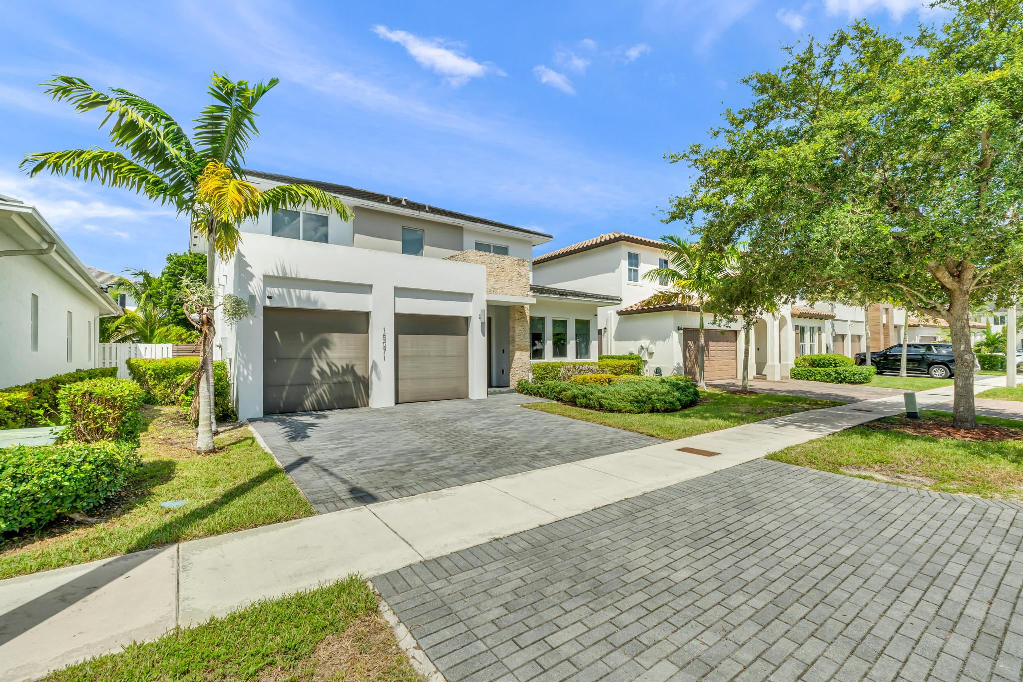 Single-family home exterior for sale in Venetian Parc Miami Fachada de casa unifamiliar en venta en Venetian Parc Richmond West
