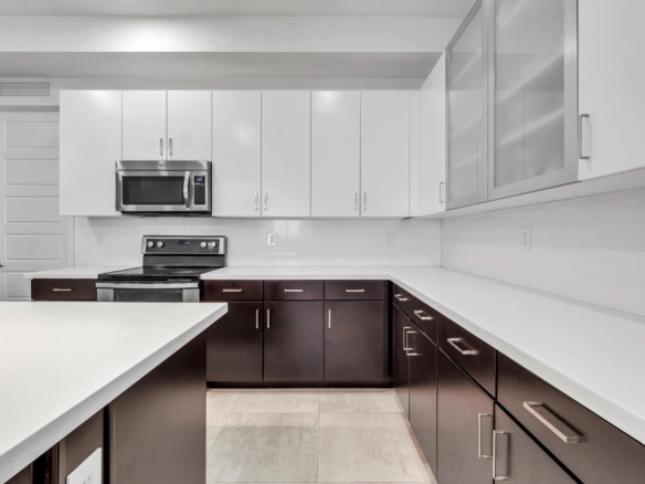 Cocina moderna con isla central y electrodomésticos en casa de Miami