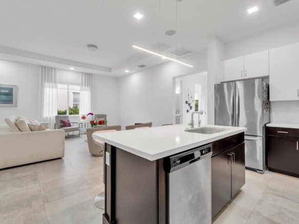 Cocina moderna con isla central y electrodomésticos en casa de Miami
