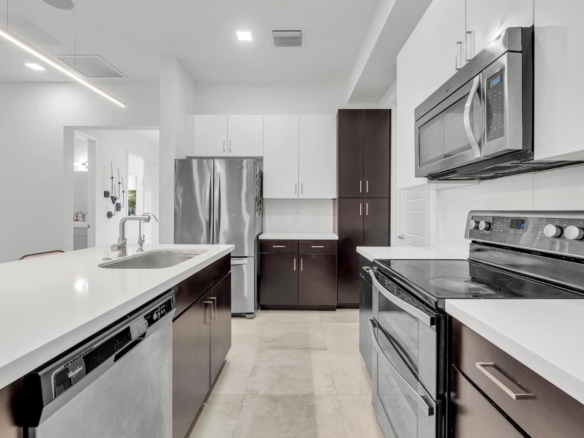 Cocina moderna con isla central y electrodomésticos en casa de Miami