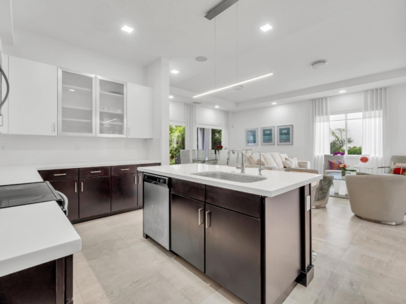 Cocina moderna con isla central y electrodomésticos en casa de Miami