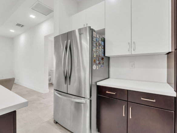 Cocina moderna con isla central y electrodomésticos en casa de Miami