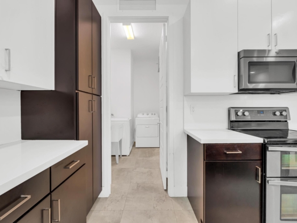 Cocina moderna con isla central y electrodomésticos en casa de Miami