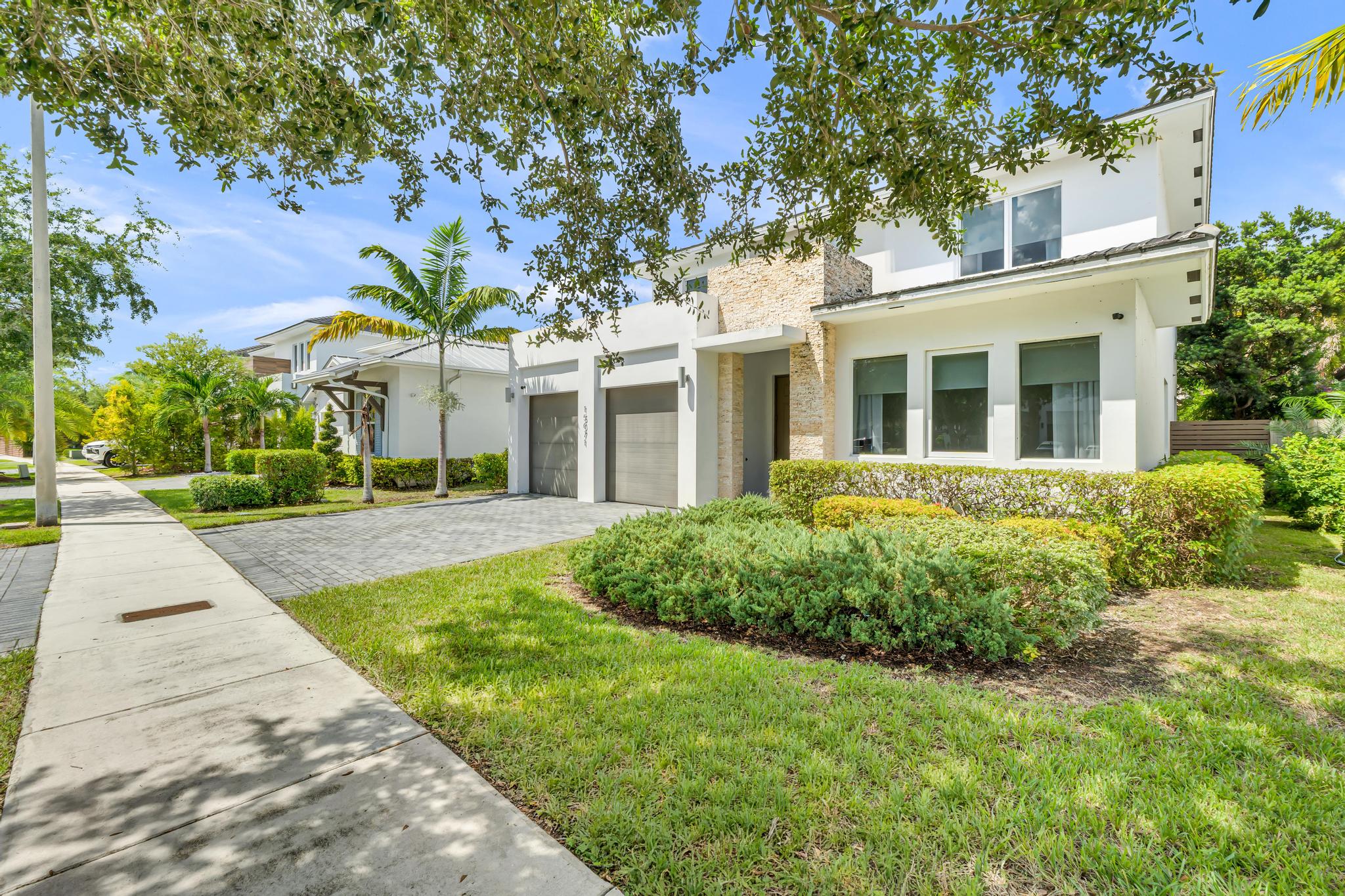 Single-family home exterior for sale in Venetian Parc Miami Fachada de casa unifamiliar en venta en Venetian Parc Richmond West