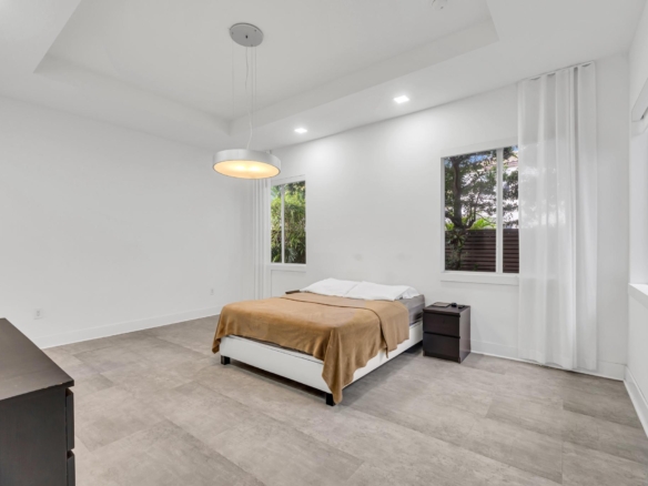 Cómoda y amplia habitación principal con acabados contemporáneos