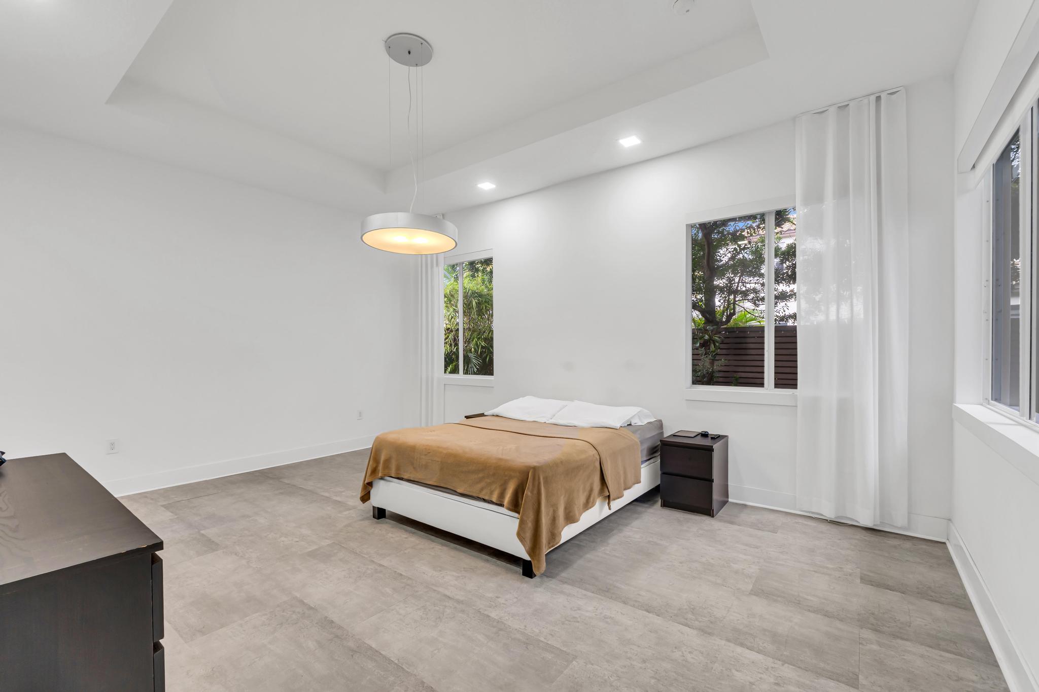 Spacious master bedroom with contemporary finishes in Miami Cómoda y amplia habitación principal con acabados contemporáneos