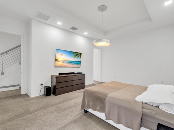 Cómoda y amplia habitación principal con acabados contemporáneos