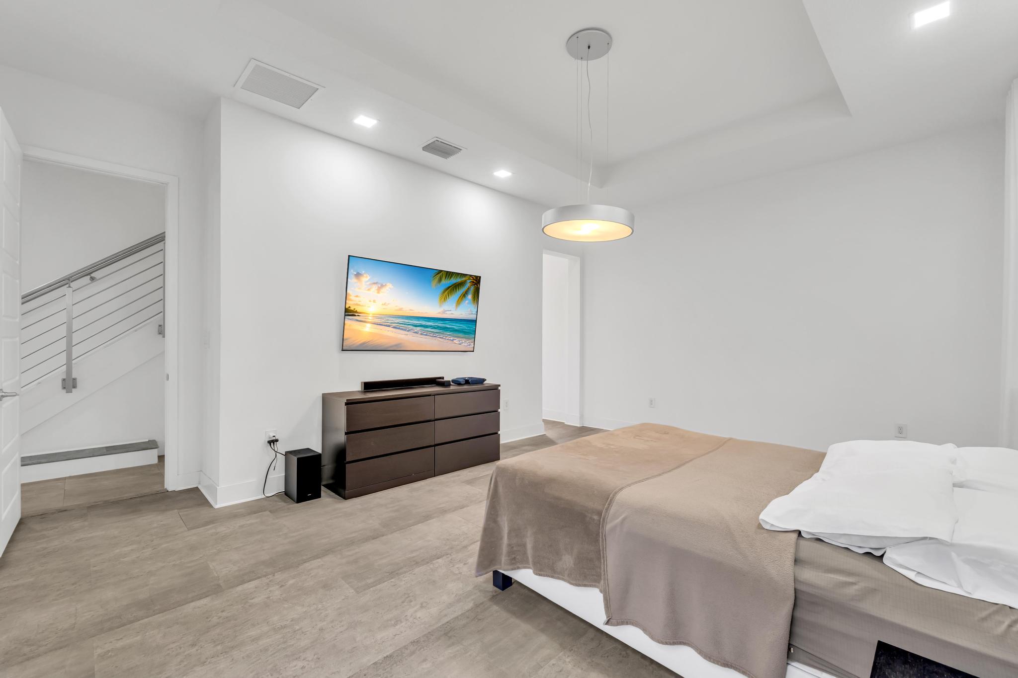 Spacious master bedroom with contemporary finishes in Miami Cómoda y amplia habitación principal con acabados contemporáneos
