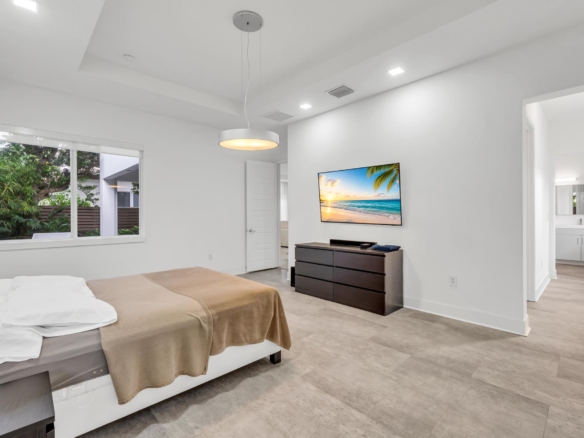 Cómoda y amplia habitación principal con acabados contemporáneos