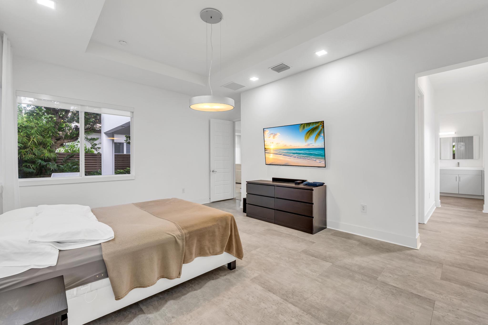 Spacious master bedroom with contemporary finishes in Miami Cómoda y amplia habitación principal con acabados contemporáneos