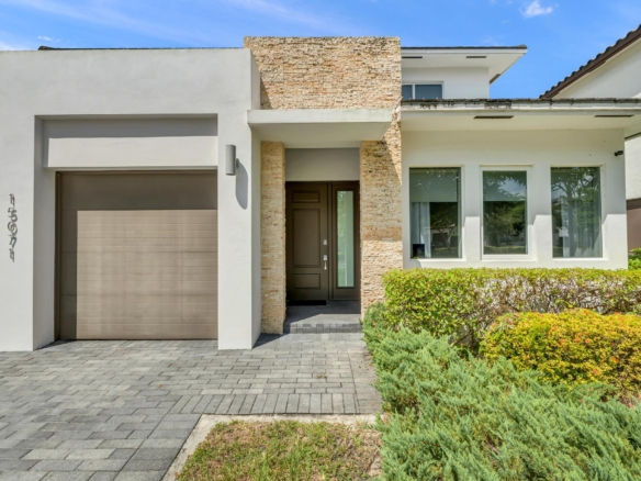Fachada de casa unifamiliar en venta en Venetian Parc Richmond West