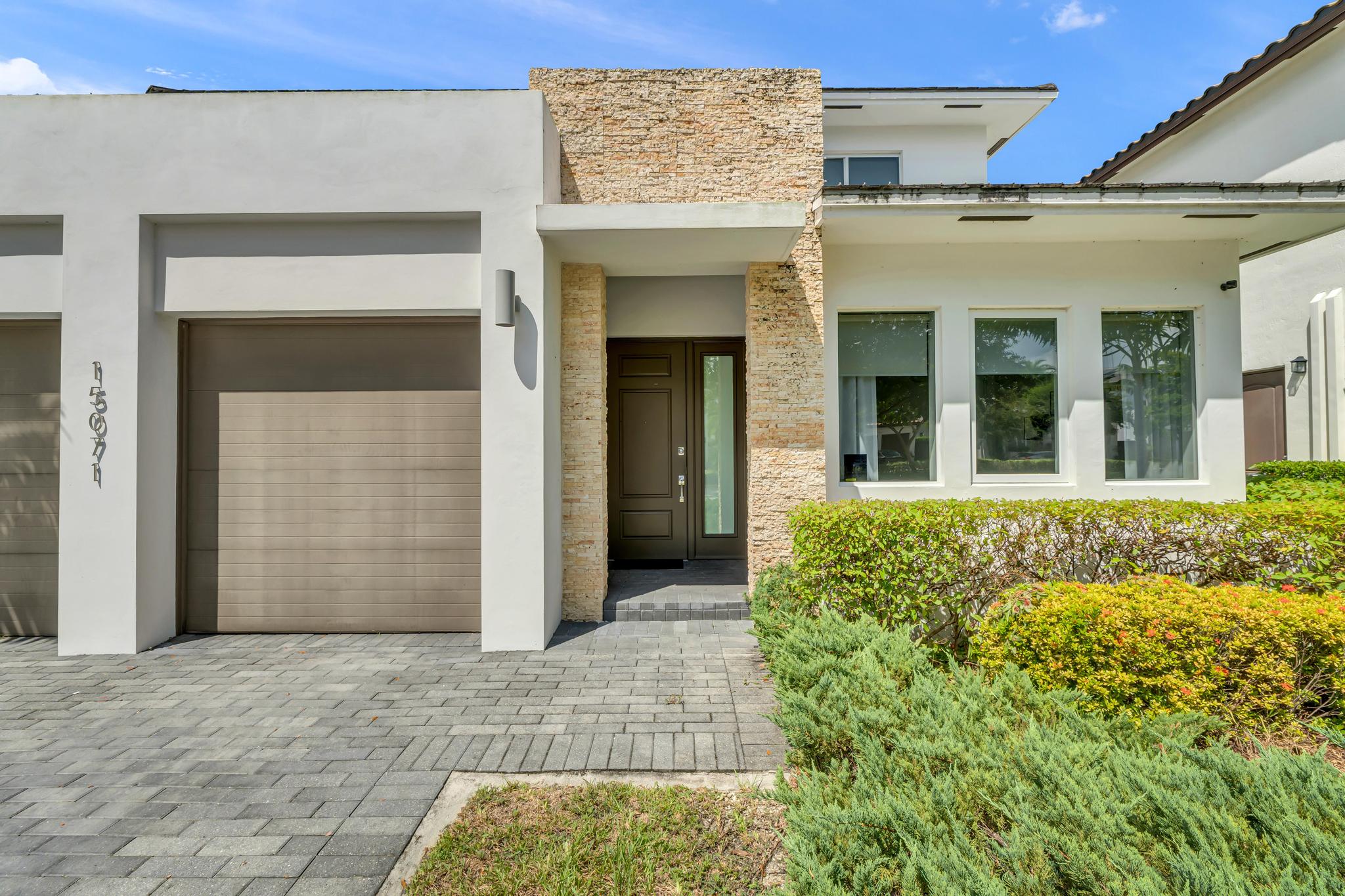Single-family home exterior for sale in Venetian Parc Miami Fachada de casa unifamiliar en venta en Venetian Parc Richmond West