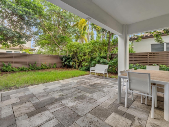Patio trasero privado ideal para reuniones en Richmond West