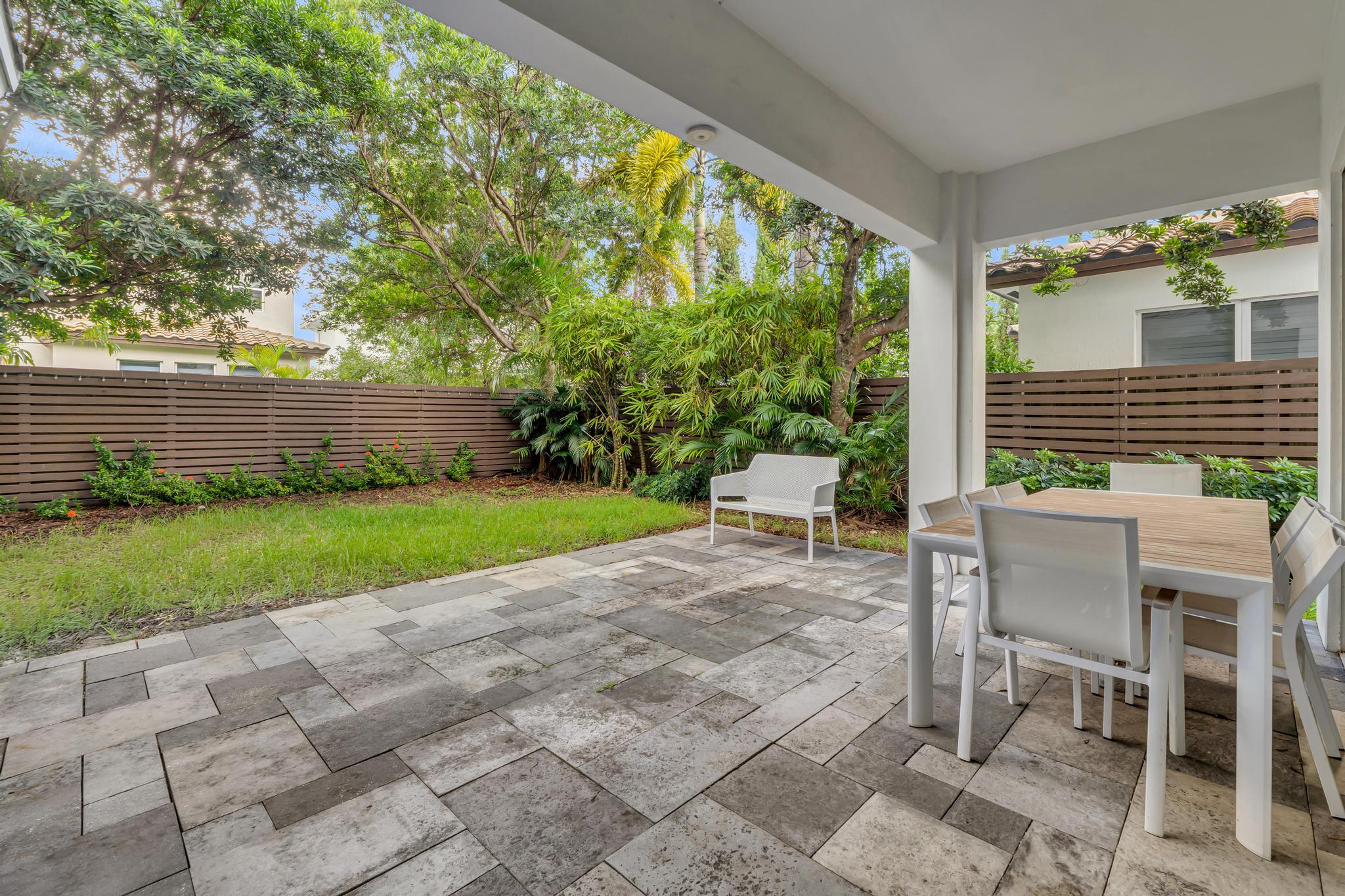 Private backyard space for family gatherings in Venetian Parc Patio trasero privado ideal para reuniones en Richmond West