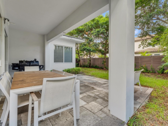 Patio trasero privado ideal para reuniones en Richmond West