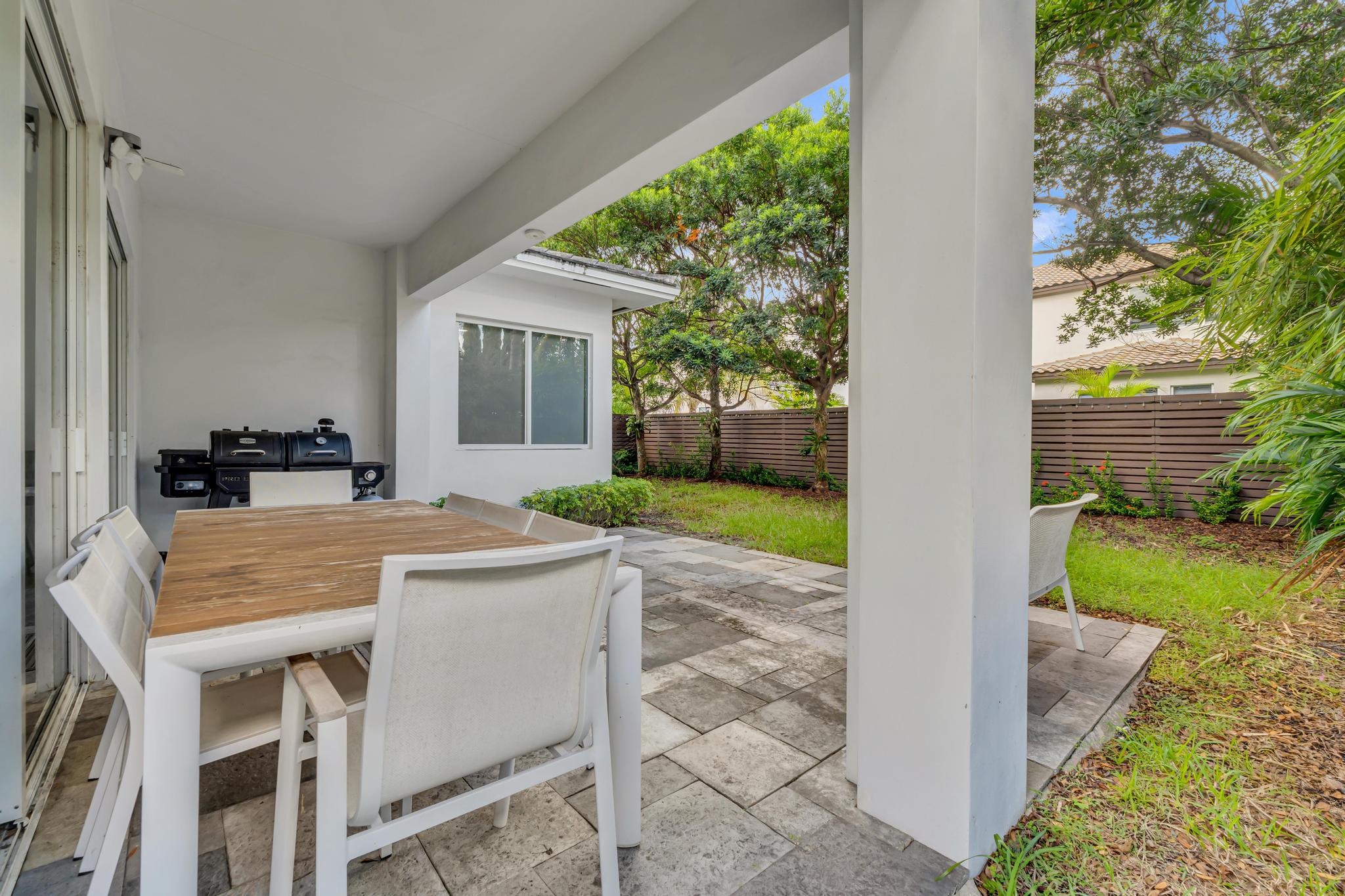 Private backyard space for family gatherings in Venetian Parc Patio trasero privado ideal para reuniones en Richmond West
