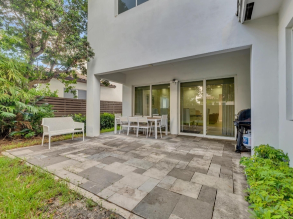 Patio trasero privado ideal para reuniones en Richmond West