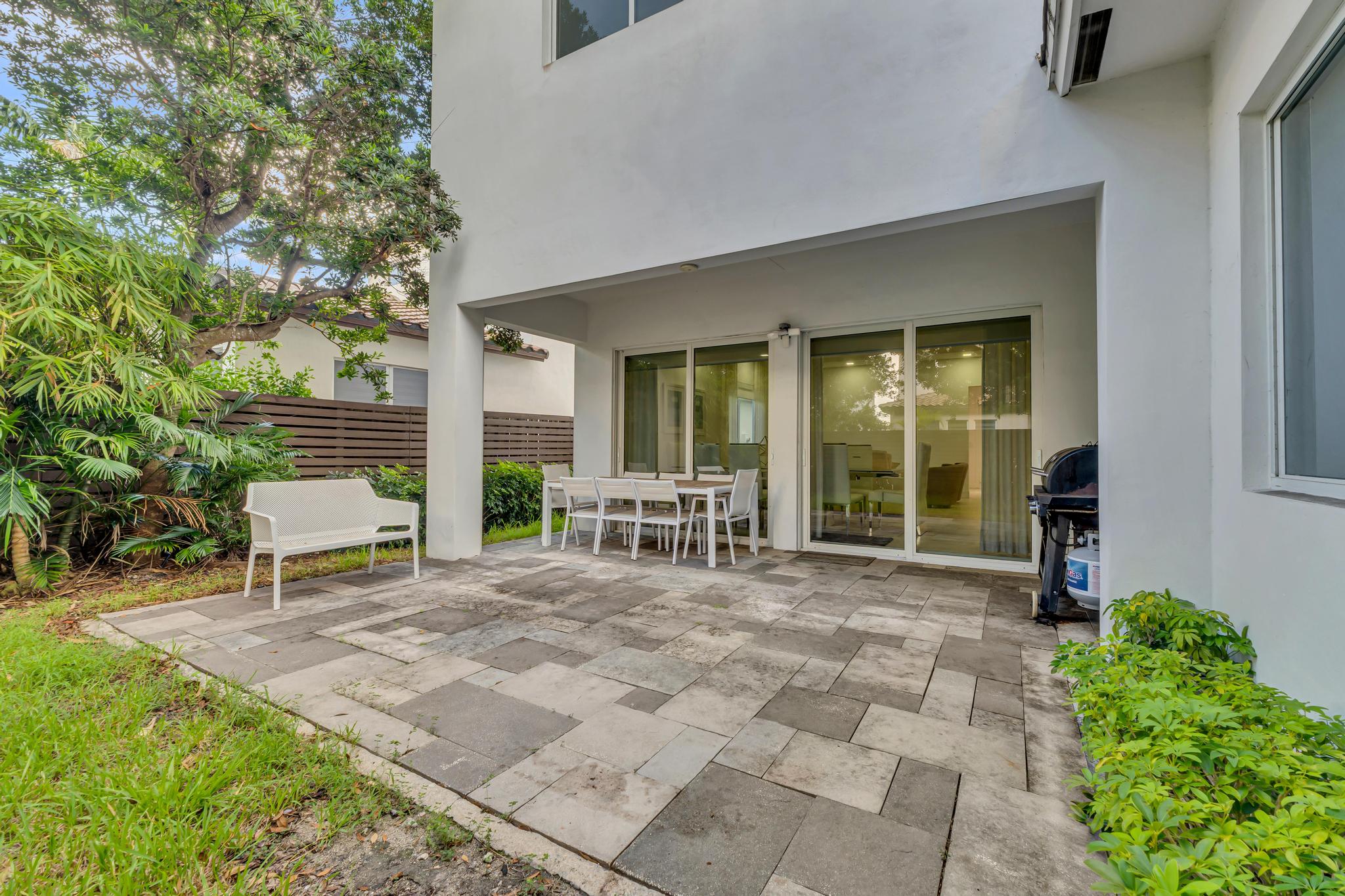 Private backyard space for family gatherings in Venetian Parc Patio trasero privado ideal para reuniones en Richmond West