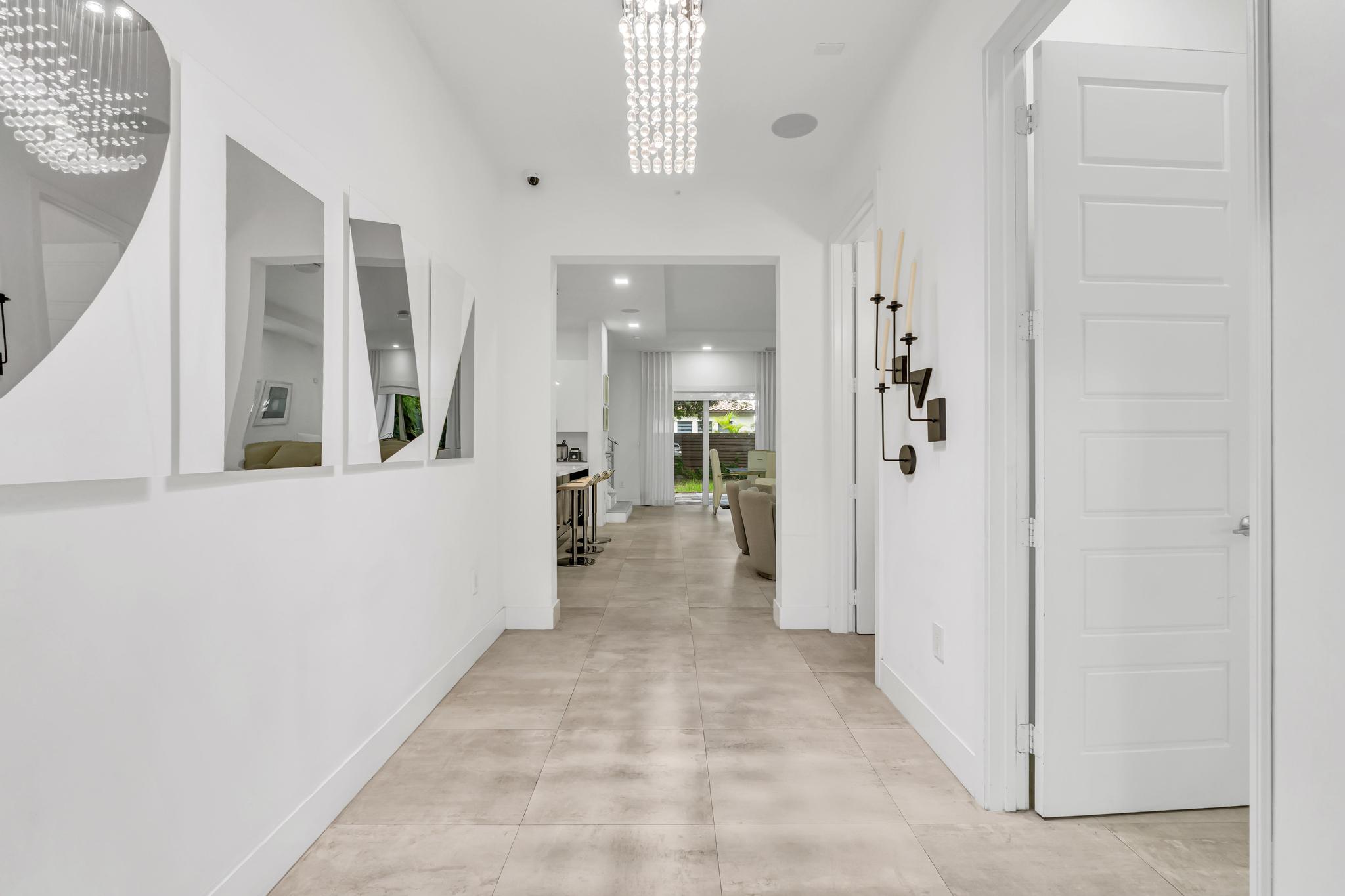 Spacious open-concept living room in Richmond West home Amplia sala de estar de concepto abierto en casa de Venetian Parc