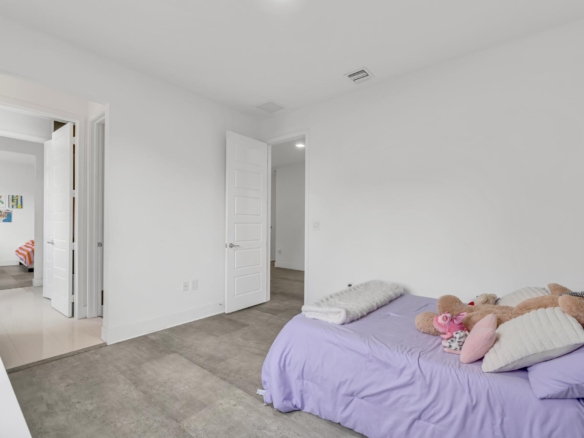 Cómoda y amplia habitación principal con acabados contemporáneos