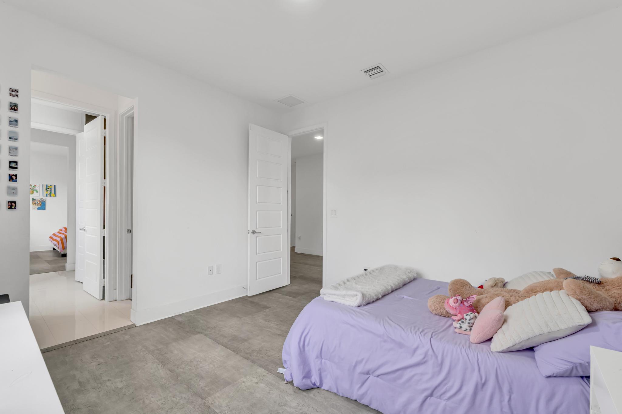 Spacious master bedroom with contemporary finishes in Miami Cómoda y amplia habitación principal con acabados contemporáneos