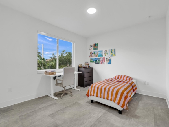 Cómoda y amplia habitación principal con acabados contemporáneos