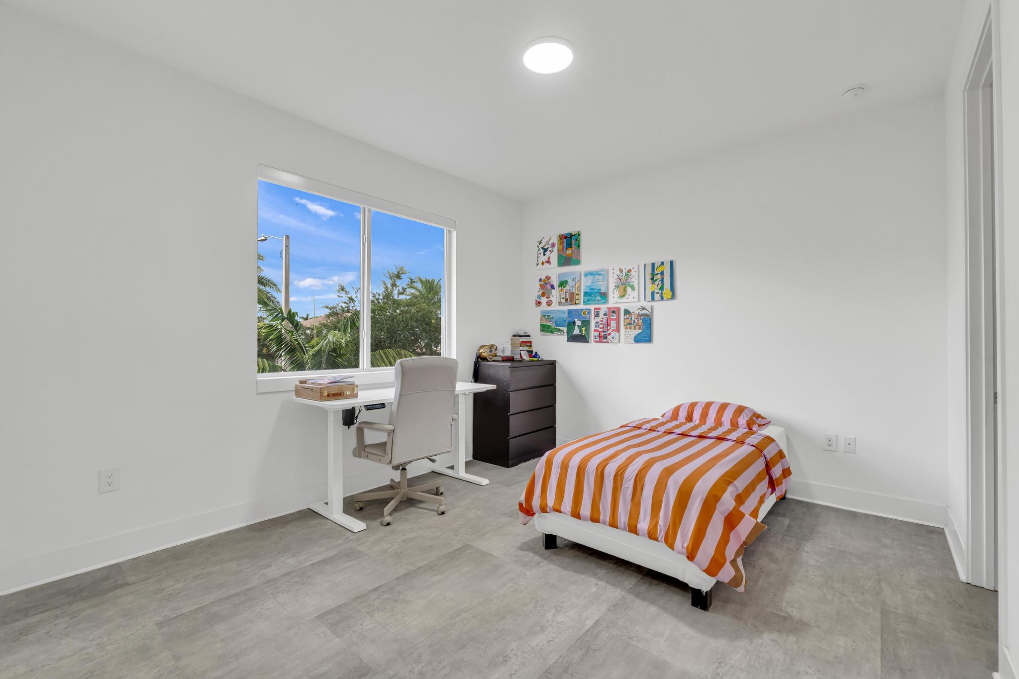 Spacious master bedroom with contemporary finishes in Miami Cómoda y amplia habitación principal con acabados contemporáneos