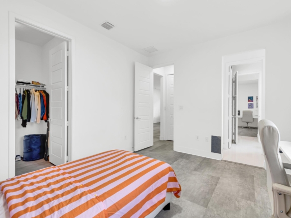 Cómoda y amplia habitación principal con acabados contemporáneos