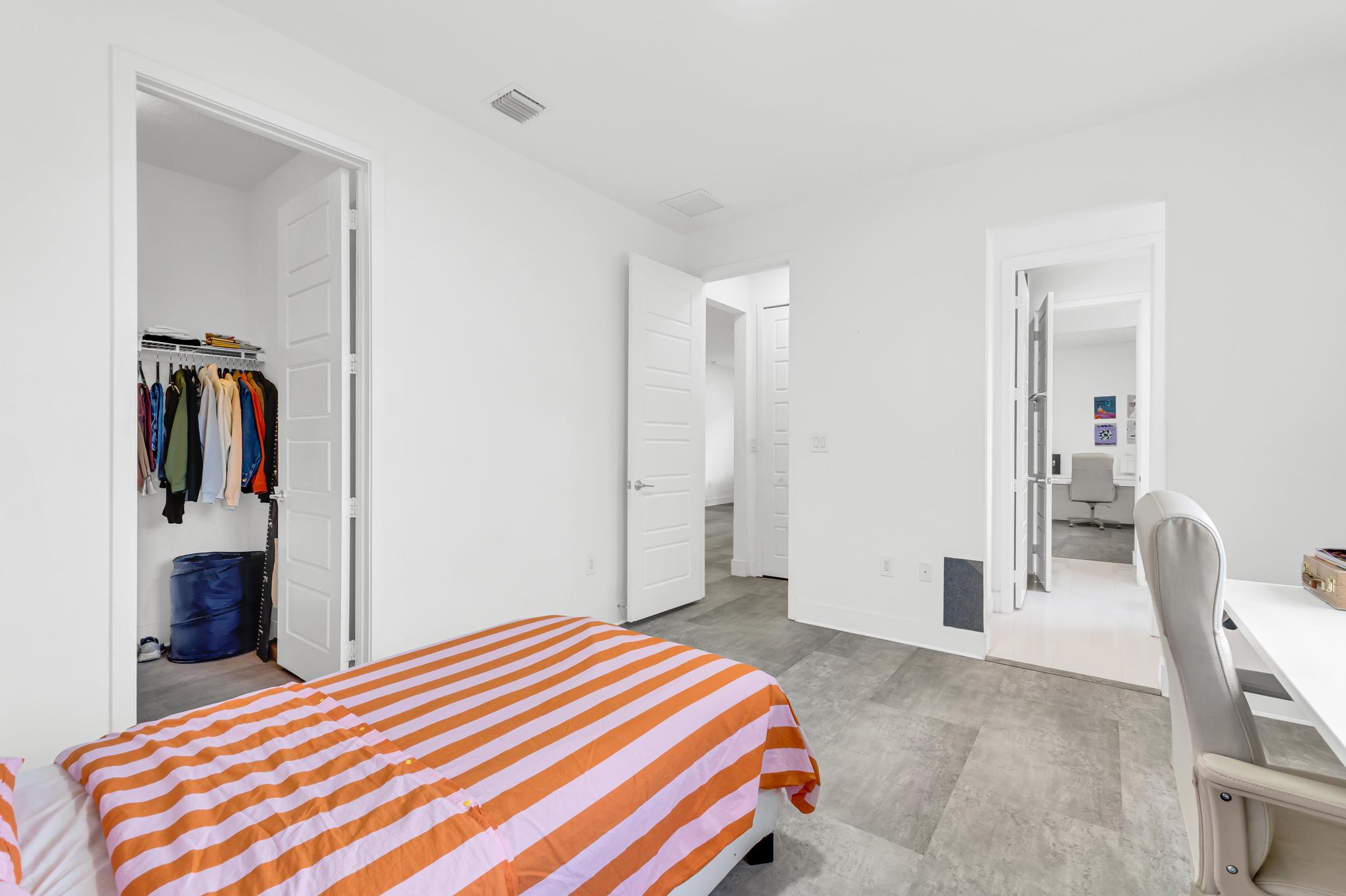 Spacious master bedroom with contemporary finishes in Miami Cómoda y amplia habitación principal con acabados contemporáneos