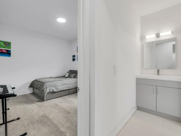 Cómoda y amplia habitación principal con acabados contemporáneos