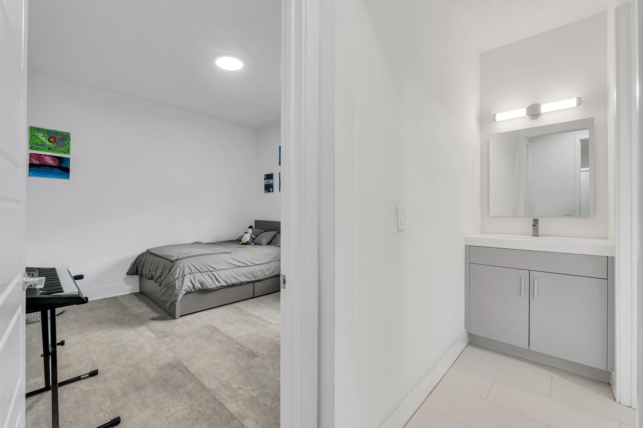Spacious master bedroom with contemporary finishes in Miami Cómoda y amplia habitación principal con acabados contemporáneos