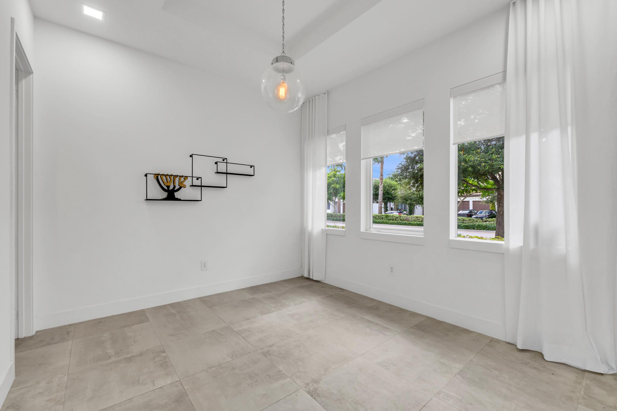 Spacious open-concept living room in Richmond West home Concepto abierto en casa de Venetian Parc