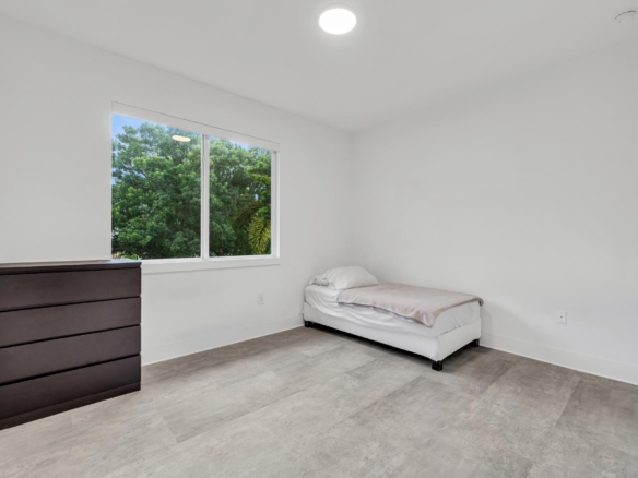 Cómoda y amplia habitación principal con acabados contemporáneos