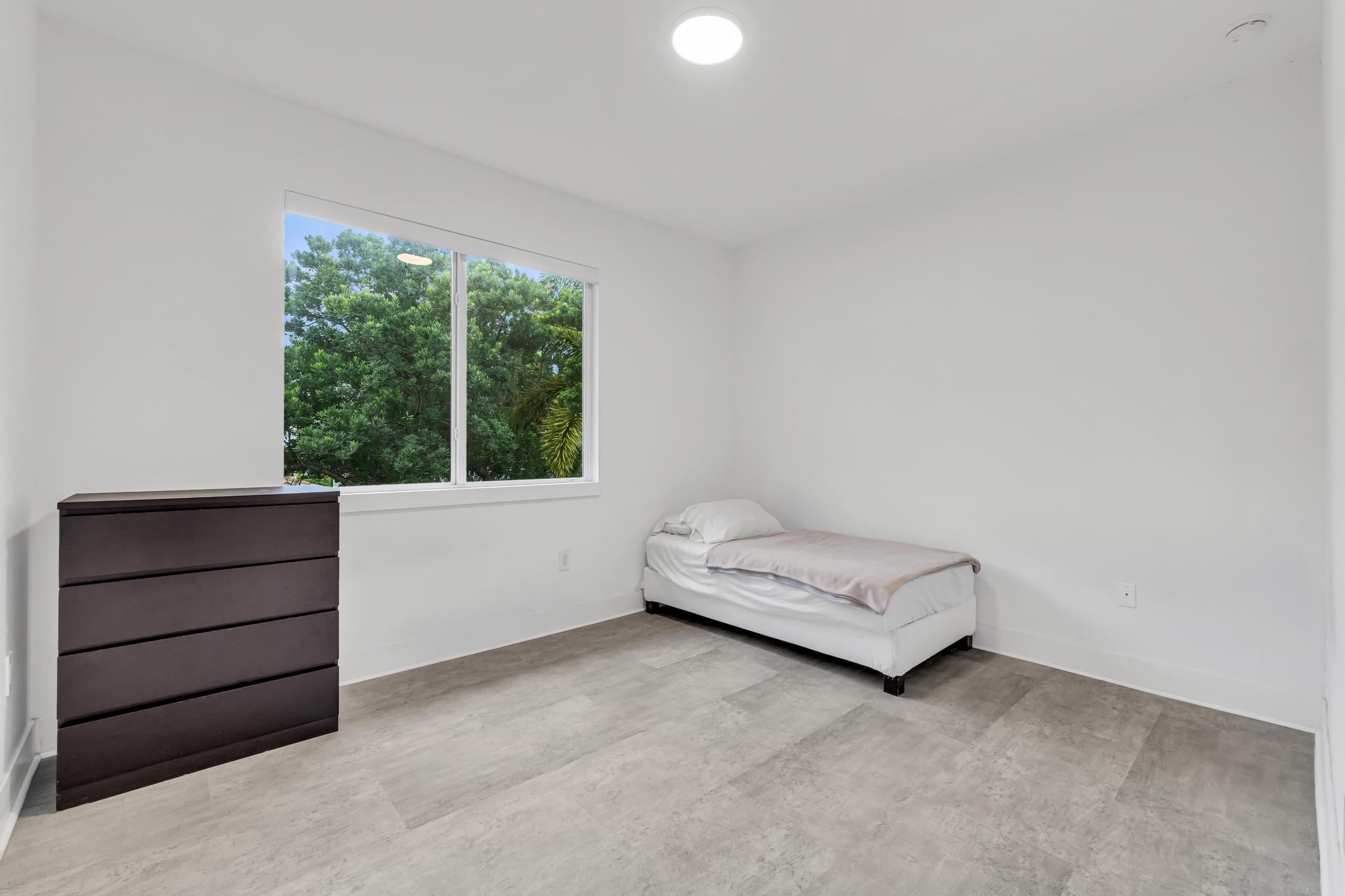 Spacious master bedroom with contemporary finishes in Miami Cómoda y amplia habitación principal con acabados contemporáneos