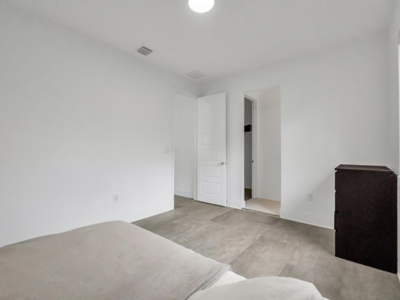 Cómoda y amplia habitación principal con acabados contemporáneos