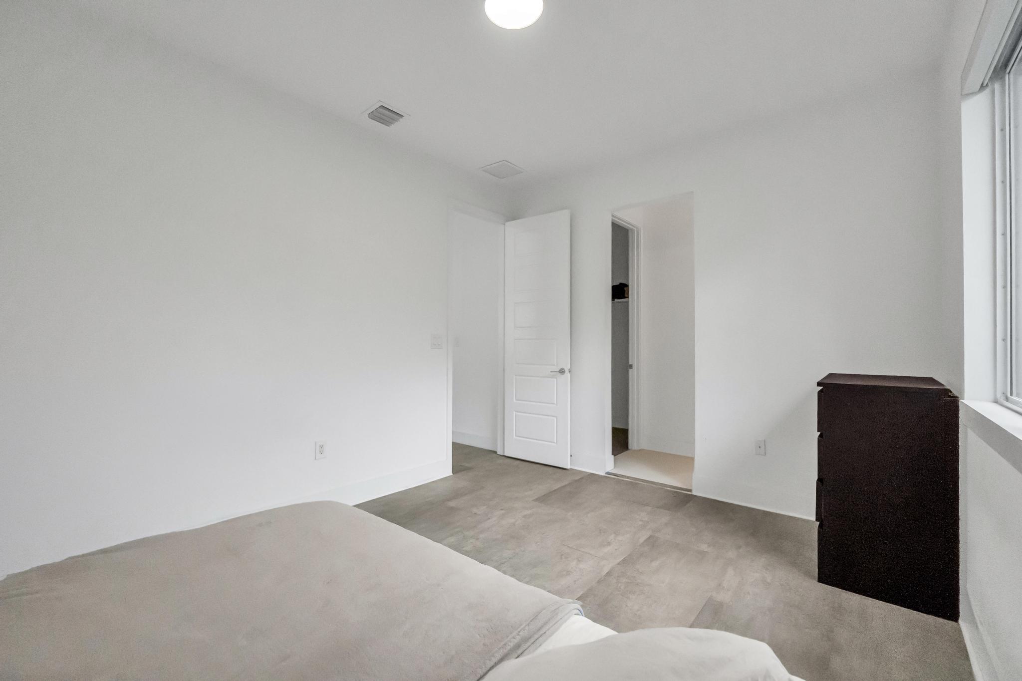 Spacious master bedroom with contemporary finishes in Miami Cómoda y amplia habitación principal con acabados contemporáneos