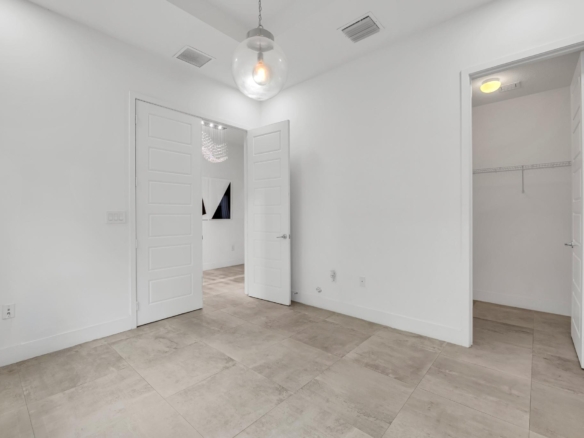 Cómoda y amplia habitación principal con acabados contemporáneos