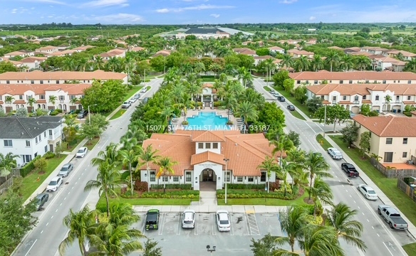 Casa club y piscina estilo resort en la comunidad Venetian Parc