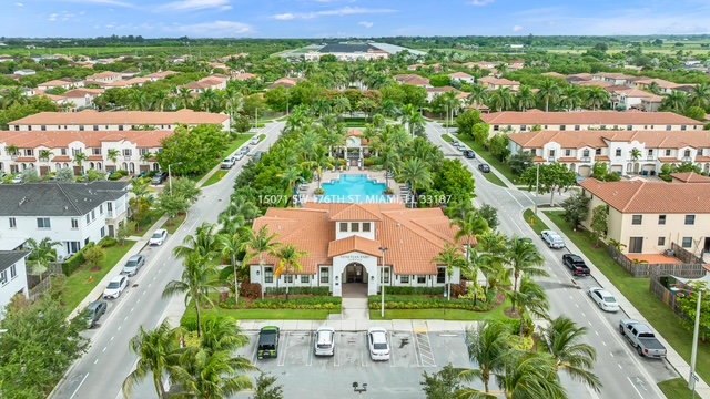 Resort-style clubhouse and swimming pool amenities in Venetian Parc Casa club y piscina estilo resort en la comunidad Venetian Parc