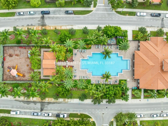 Casa club y piscina estilo resort en la comunidad Venetian Parc